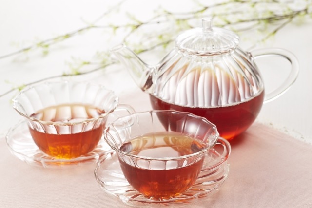 black tea glass-teacups-teapot