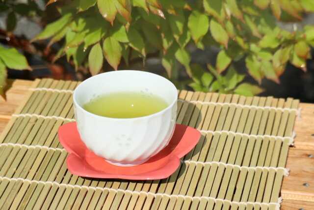 green tea_cup_on_bamboo_mat