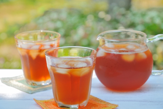 iced_black tea_glasses_and_jug_in_sunlight