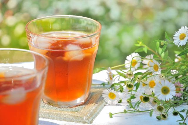iced_black tea_glasses_with_flowers_and_sunshine