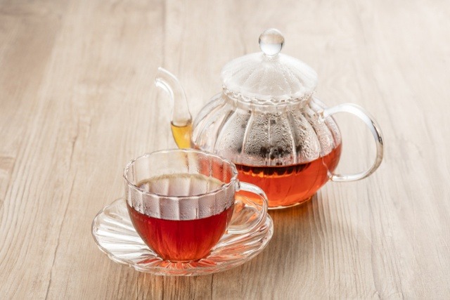 black tea steaming-glass-teapot