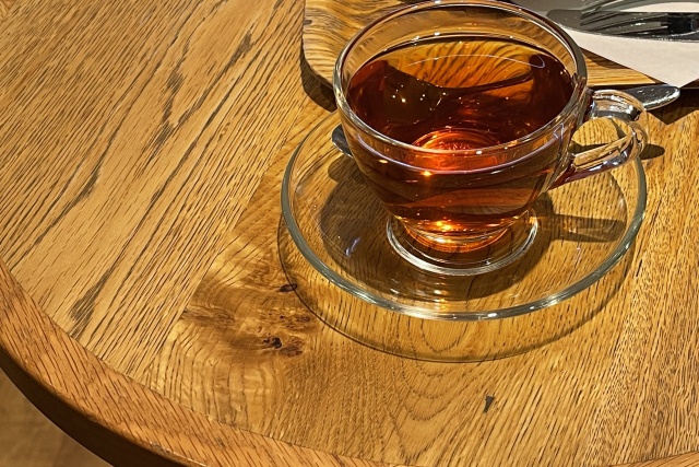 black tea_in_glass_cup_on_wooden_table
