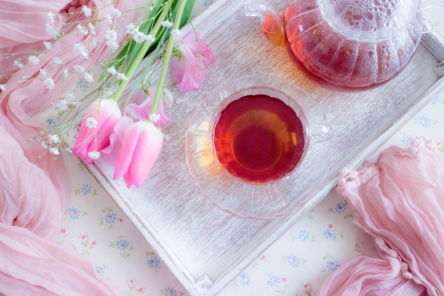 black tea_in_pink_tray_with_tulips