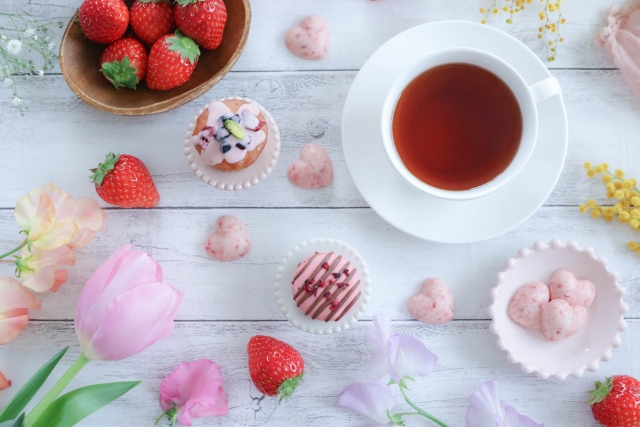 black tea_with_cupcakes_and_strawberries